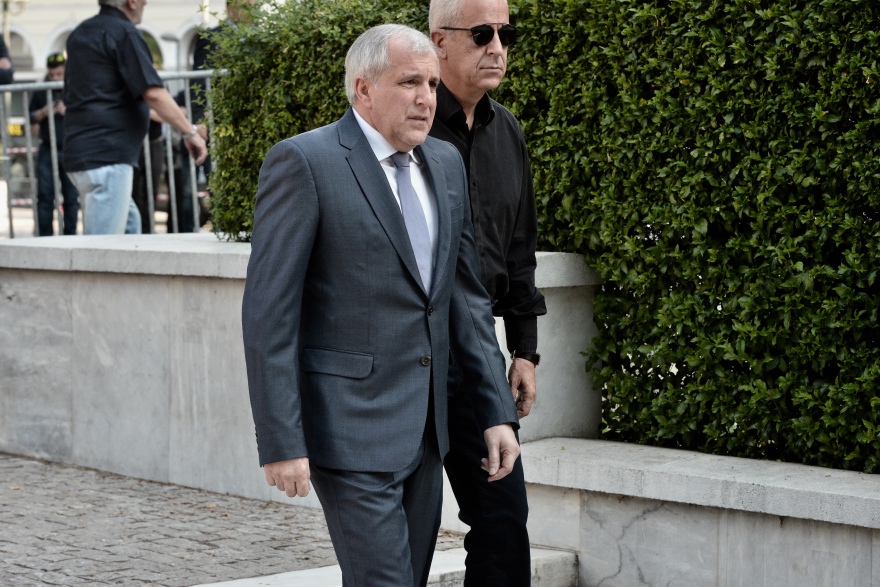 Τα δάκρυα της οικογένειας και το ατελείωτο χειροκρότημα στο ύστατο χαίρε για τον «κύριο Παύλο» 