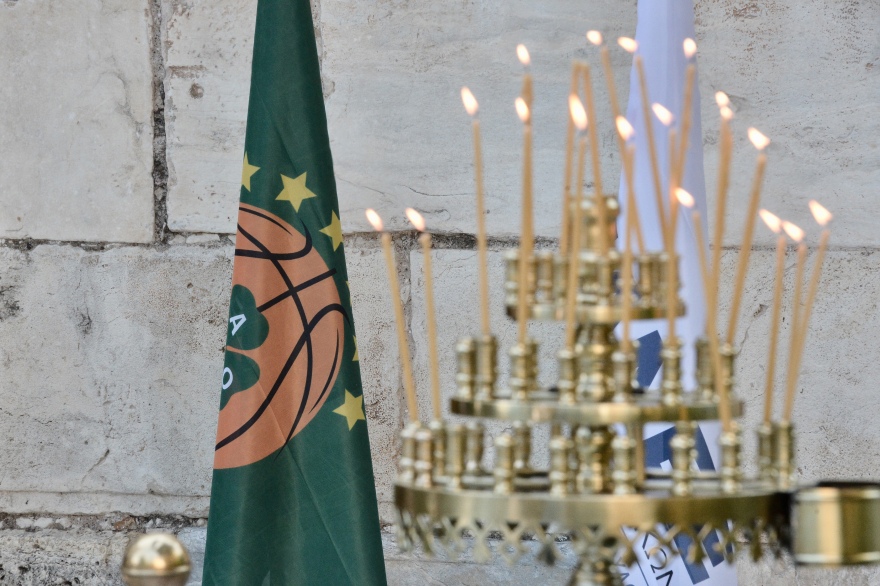 Τα δάκρυα της οικογένειας και το ατελείωτο χειροκρότημα στο ύστατο χαίρε για τον «κύριο Παύλο» 