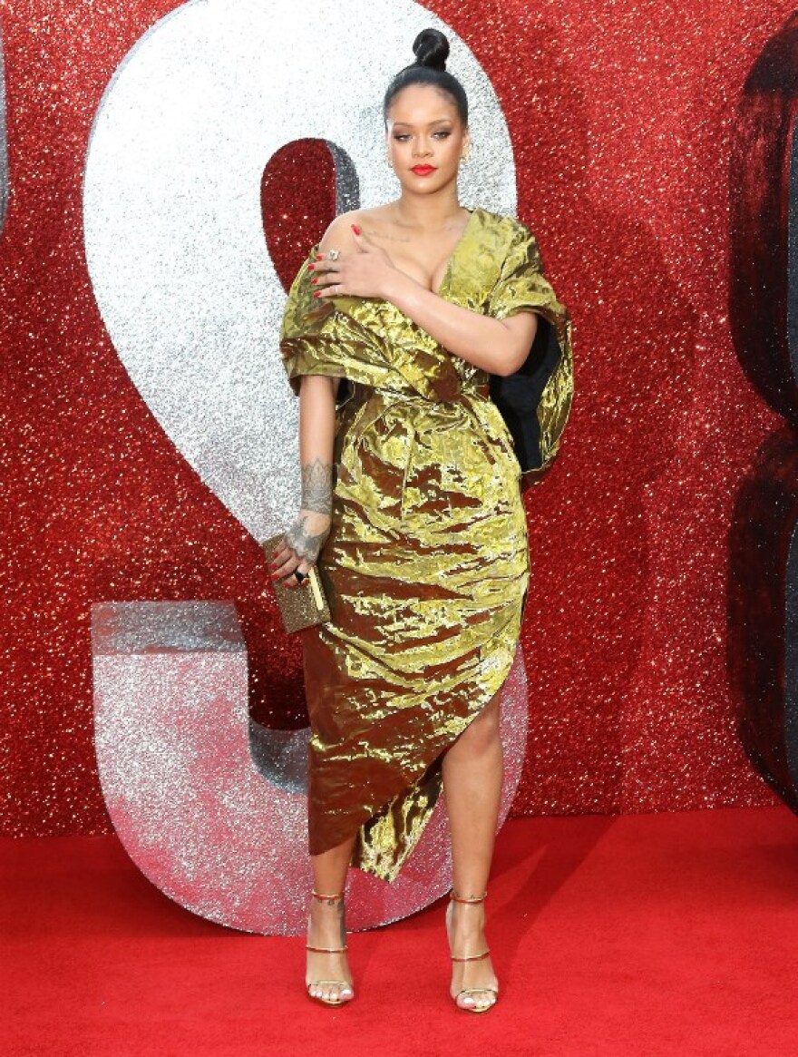 Η Ριάνα προσπαθούσε να συγκρατήσει το στήθος της μέσα στο φόρεμα