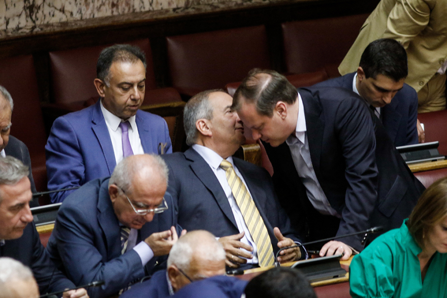 Μπάχαλο με το πολυνομοσχέδιο: 20 βουλευτές του ΣΥΡΙΖΑ δεν ψήφισαν τέσσερα άρθρα λόγω τεχνικού λάθους!