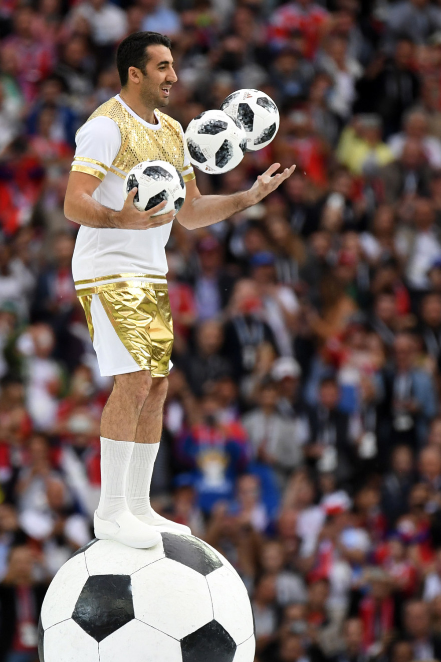 Βίντεο και φωτό: Με Ρόμπι Γουίλιαμς και εντυπωσιακές καλλονές η τελετή έναρξης του Μουντιάλ