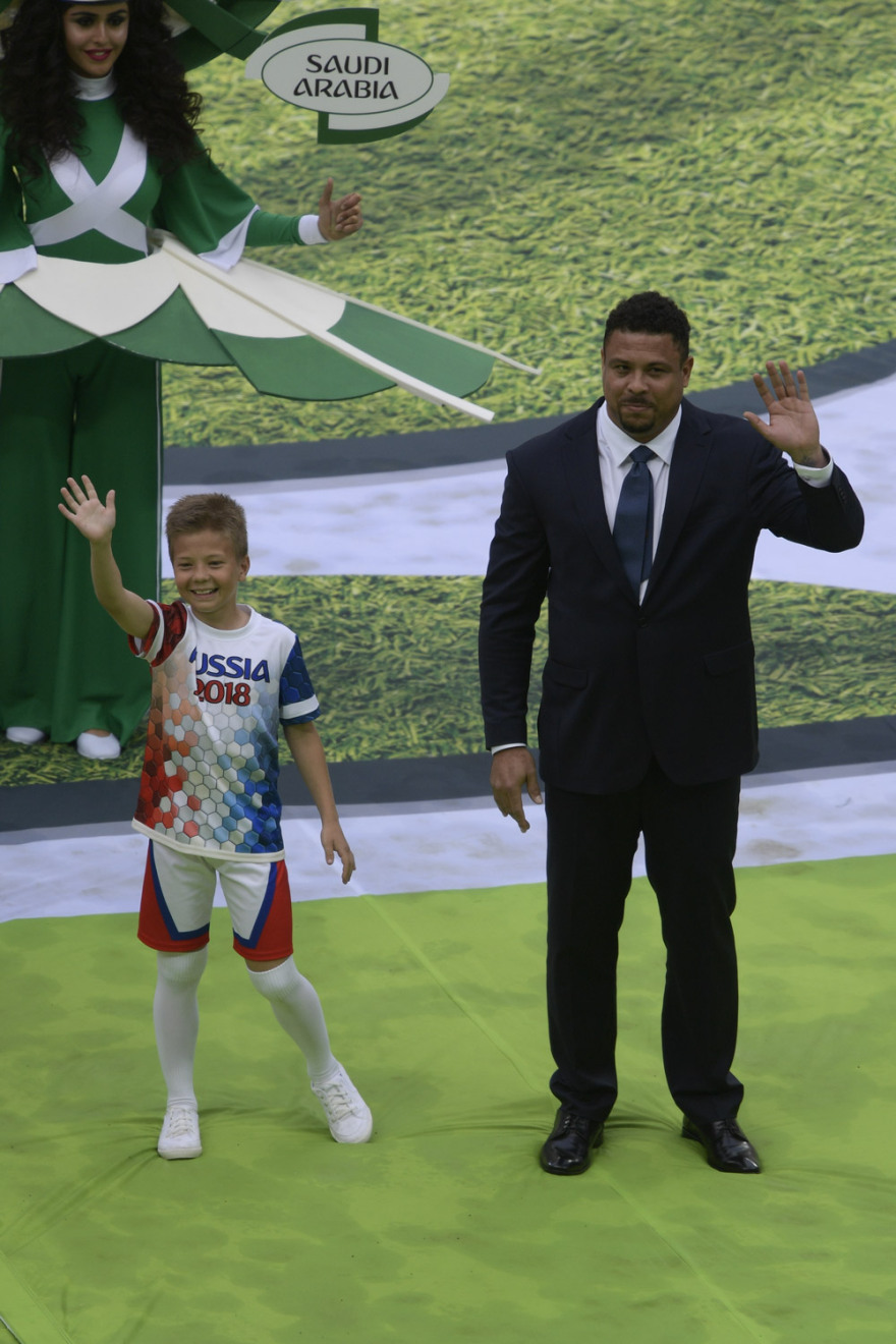 Βίντεο και φωτό: Με Ρόμπι Γουίλιαμς και εντυπωσιακές καλλονές η τελετή έναρξης του Μουντιάλ