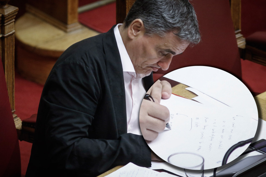 Ο Τσακαλώτος κρατάει σημειώσεις στα αγγλικά!