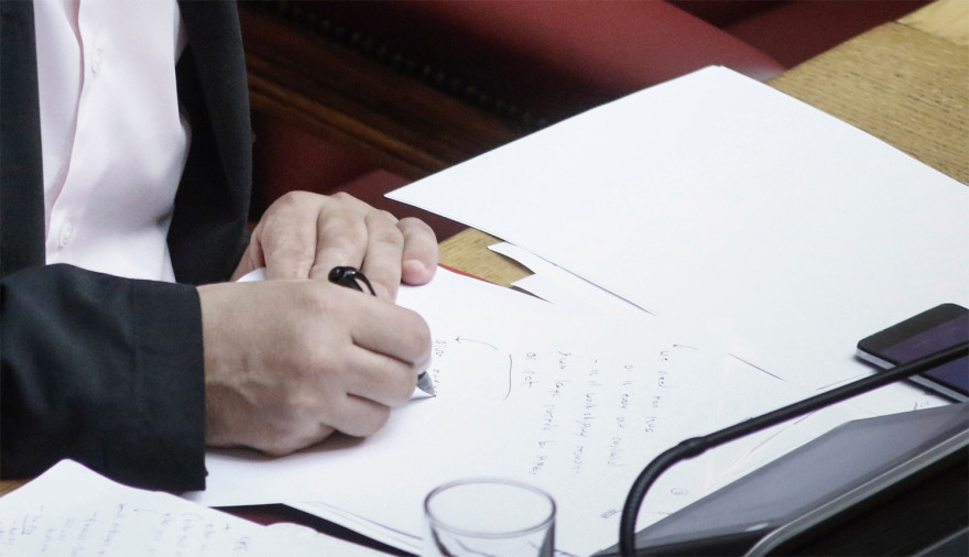 Ο Τσακαλώτος κρατάει σημειώσεις στα αγγλικά!