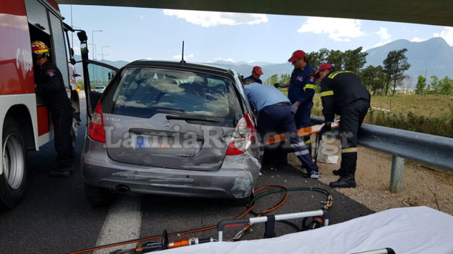 Τροχαίο στη Λαμία: Από θαύμα γλίτωσαν δύο γυναίκες που εγκλωβίστηκαν στο αυτοκίνητο