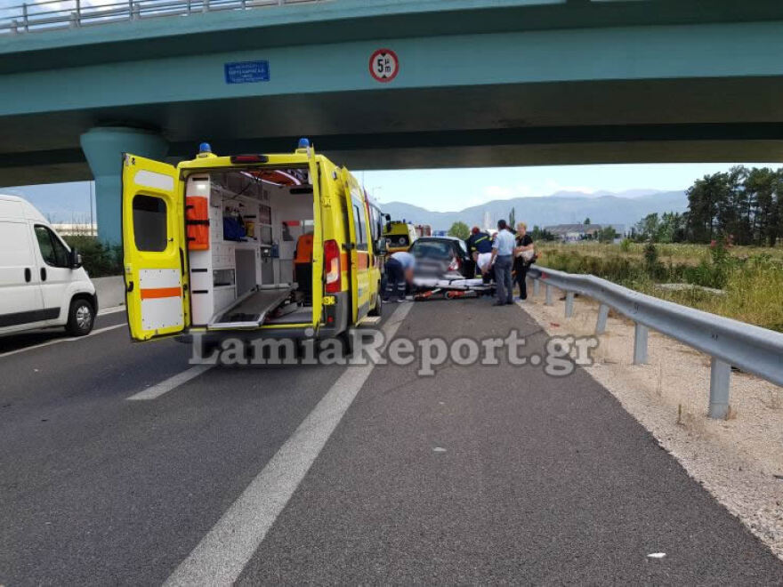 Τροχαίο στη Λαμία: Από θαύμα γλίτωσαν δύο γυναίκες που εγκλωβίστηκαν στο αυτοκίνητο