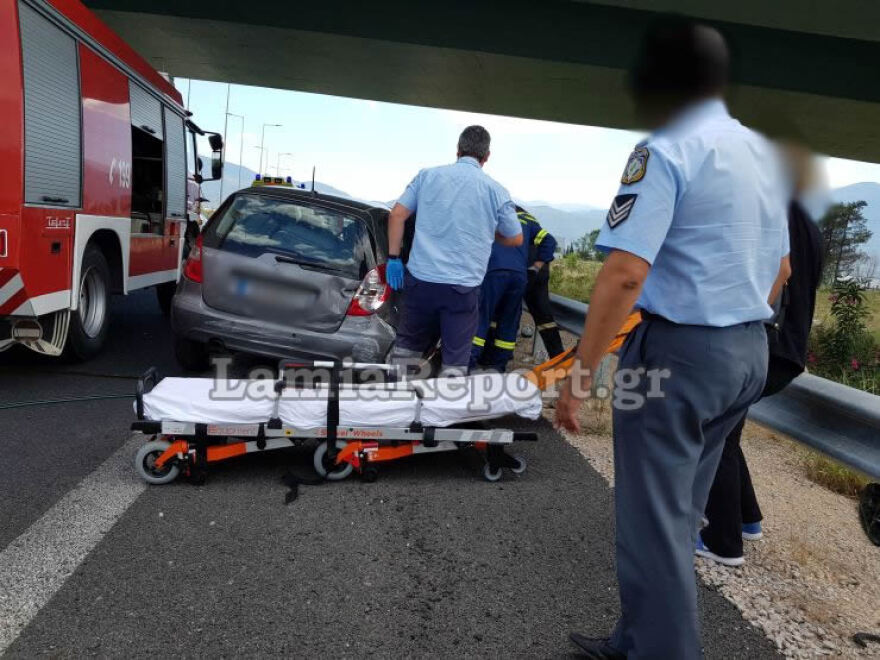 Τροχαίο στη Λαμία: Από θαύμα γλίτωσαν δύο γυναίκες που εγκλωβίστηκαν στο αυτοκίνητο