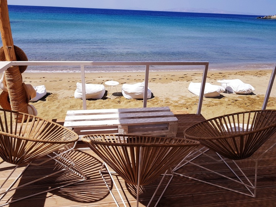 Lefko beach bar: Το καλοκαίρι στην Τήνο απέκτησε το δικό του σήμα κατατεθέν