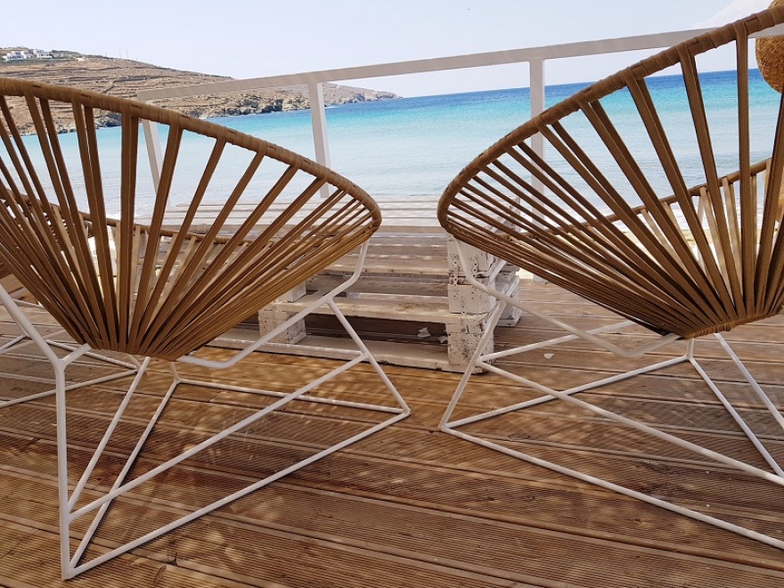 Lefko beach bar: Το καλοκαίρι στην Τήνο απέκτησε το δικό του σήμα κατατεθέν