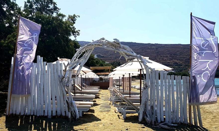 Lefko beach bar: Το καλοκαίρι στην Τήνο απέκτησε το δικό του σήμα κατατεθέν