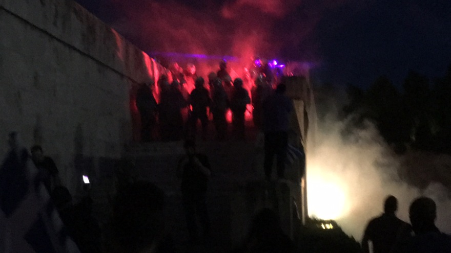 Διαδηλωτές αποδοκίμασαν τους βουλευτές έξω από τη Βουλή - Επεισόδια νωρίτερα στο Σύνταγμα