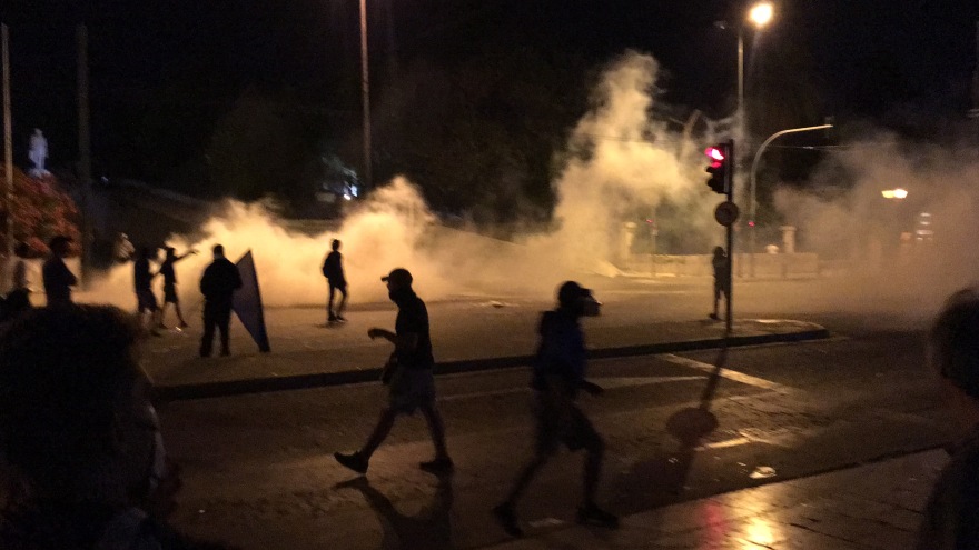 Διαδηλωτές αποδοκίμασαν τους βουλευτές έξω από τη Βουλή - Επεισόδια νωρίτερα στο Σύνταγμα