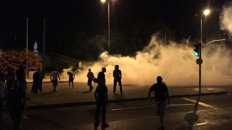 Διαδηλωτές αποδοκίμασαν τους βουλευτές έξω από τη Βουλή - Επεισόδια νωρίτερα στο Σύνταγμα