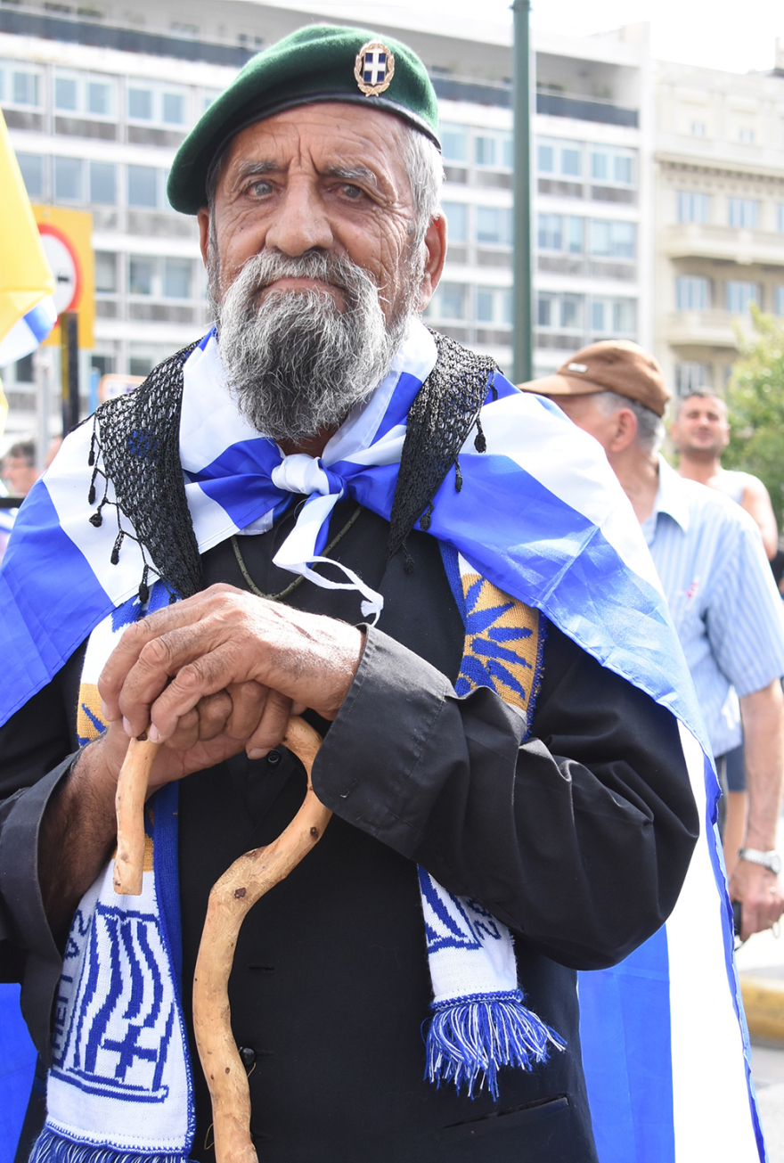 Διαδηλωτές αποδοκίμασαν τους βουλευτές έξω από τη Βουλή - Επεισόδια νωρίτερα στο Σύνταγμα