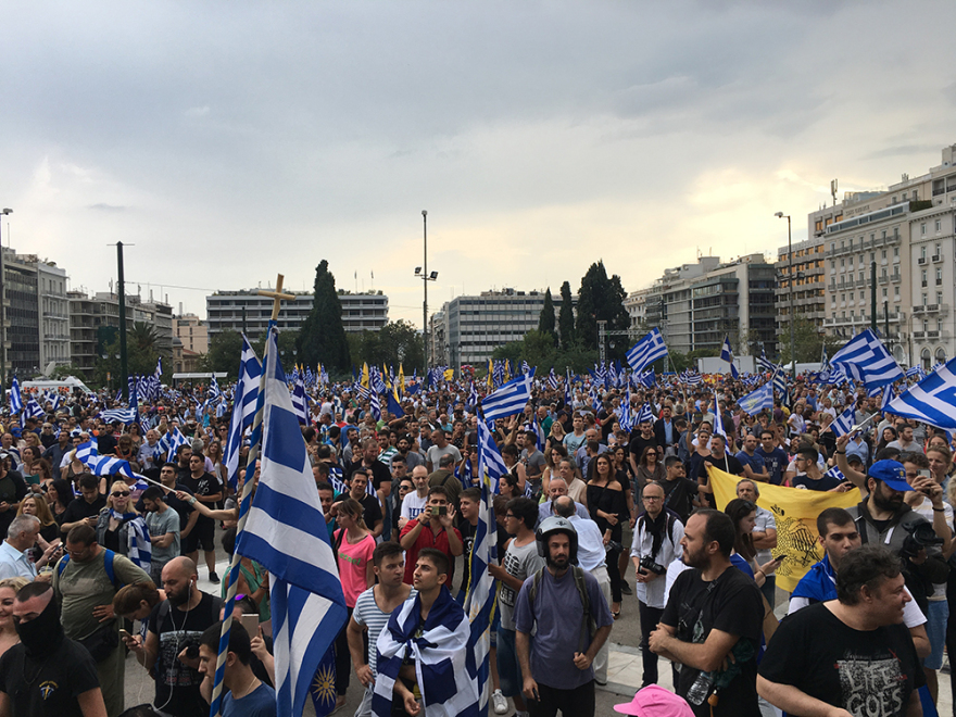 Διαδηλωτές αποδοκίμασαν τους βουλευτές έξω από τη Βουλή - Επεισόδια νωρίτερα στο Σύνταγμα