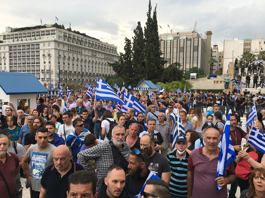 Διαδηλωτές αποδοκίμασαν τους βουλευτές έξω από τη Βουλή - Επεισόδια νωρίτερα στο Σύνταγμα