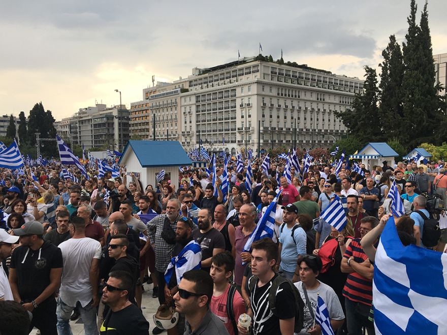Διαδηλωτές αποδοκίμασαν τους βουλευτές έξω από τη Βουλή - Επεισόδια νωρίτερα στο Σύνταγμα