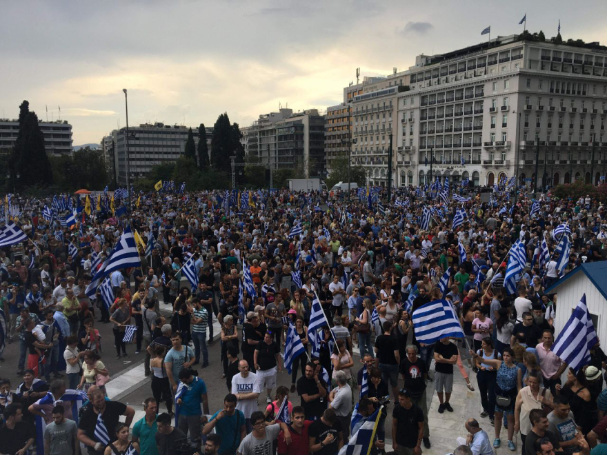 Διαδηλωτές αποδοκίμασαν τους βουλευτές έξω από τη Βουλή - Επεισόδια νωρίτερα στο Σύνταγμα