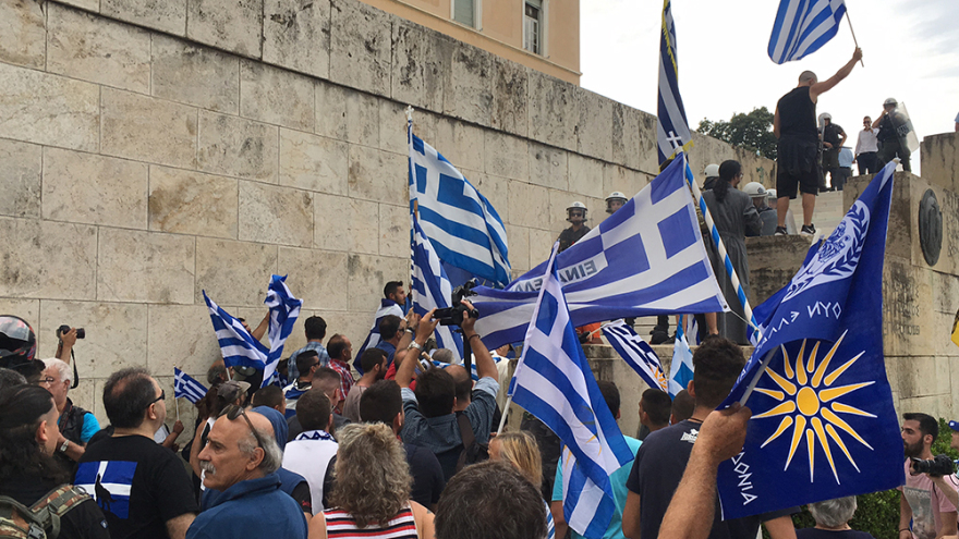 Διαδηλωτές αποδοκίμασαν τους βουλευτές έξω από τη Βουλή - Επεισόδια νωρίτερα στο Σύνταγμα