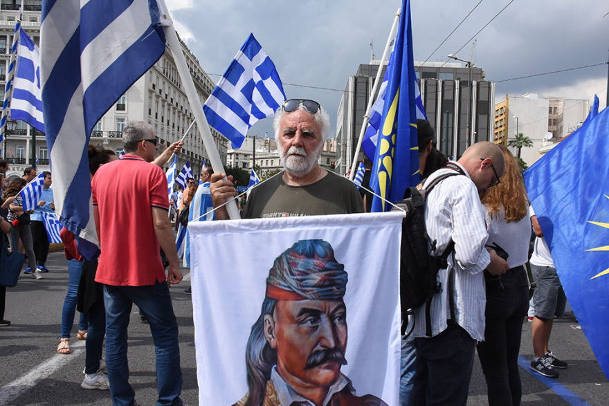 Διαδηλωτές αποδοκίμασαν τους βουλευτές έξω από τη Βουλή - Επεισόδια νωρίτερα στο Σύνταγμα