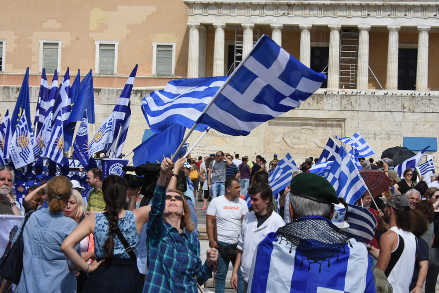 Διαδηλωτές αποδοκίμασαν τους βουλευτές έξω από τη Βουλή - Επεισόδια νωρίτερα στο Σύνταγμα