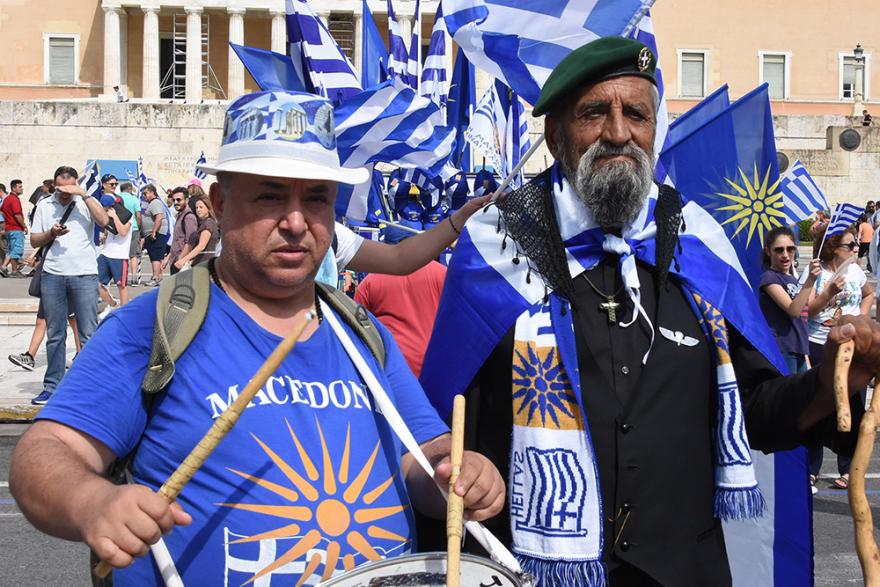 Διαδηλωτές αποδοκίμασαν τους βουλευτές έξω από τη Βουλή - Επεισόδια νωρίτερα στο Σύνταγμα