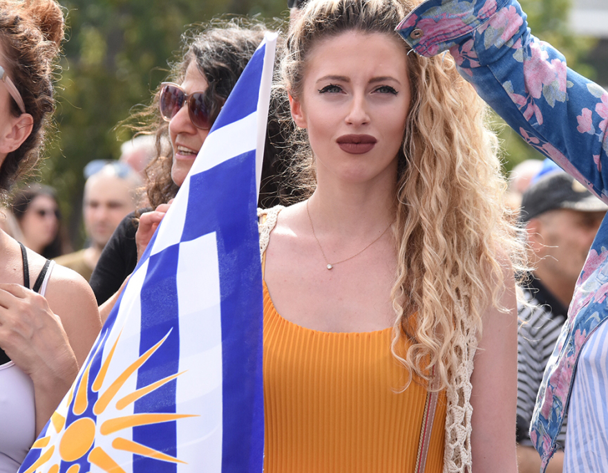 Διαδηλωτές αποδοκίμασαν τους βουλευτές έξω από τη Βουλή - Επεισόδια νωρίτερα στο Σύνταγμα