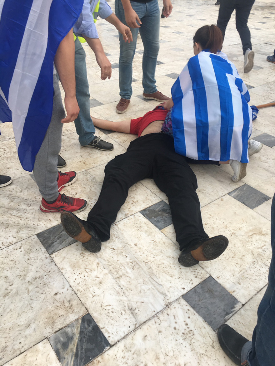 Διαδηλωτές αποδοκίμασαν τους βουλευτές έξω από τη Βουλή - Επεισόδια νωρίτερα στο Σύνταγμα