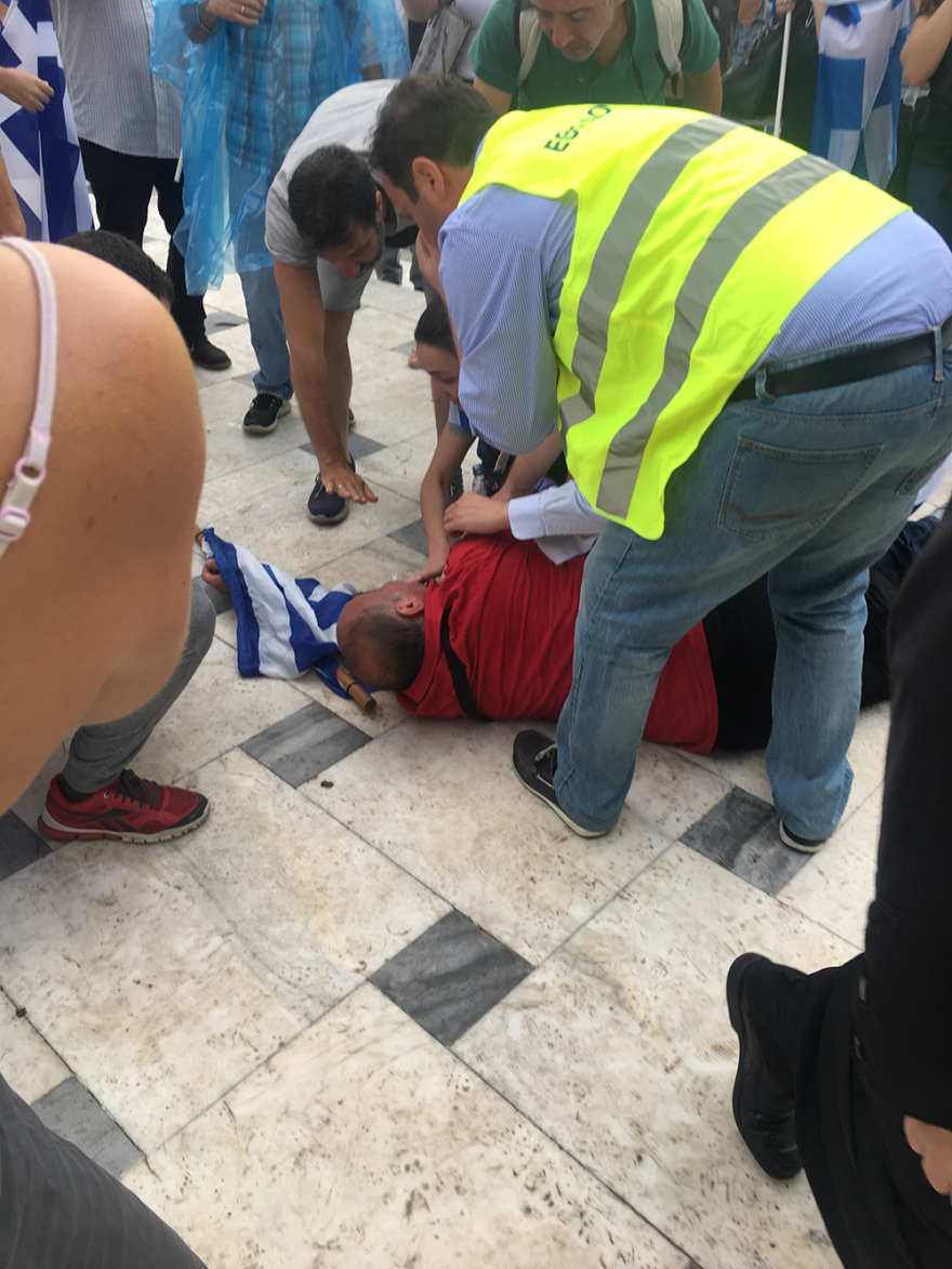 Διαδηλωτές αποδοκίμασαν τους βουλευτές έξω από τη Βουλή - Επεισόδια νωρίτερα στο Σύνταγμα