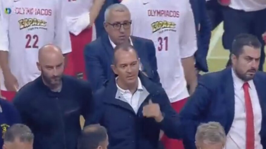 Βίντεο: Οπαδοί του ΠΑΟ πέταξαν αντικείμενα στον πάγκο του Ολυμπιακού και οι Πειραιώτες αποχώρησαν από το παρκέ 