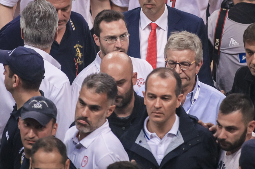 Βίντεο: Οπαδοί του ΠΑΟ πέταξαν αντικείμενα στον πάγκο του Ολυμπιακού και οι Πειραιώτες αποχώρησαν από το παρκέ 