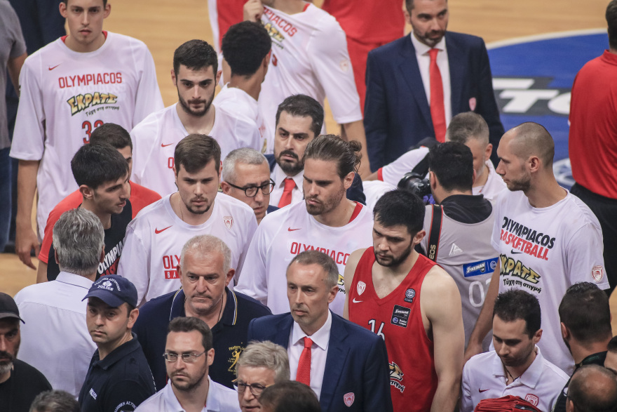 Βίντεο: Οπαδοί του ΠΑΟ πέταξαν αντικείμενα στον πάγκο του Ολυμπιακού και οι Πειραιώτες αποχώρησαν από το παρκέ 
