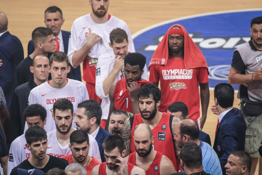 Βίντεο: Οπαδοί του ΠΑΟ πέταξαν αντικείμενα στον πάγκο του Ολυμπιακού και οι Πειραιώτες αποχώρησαν από το παρκέ 