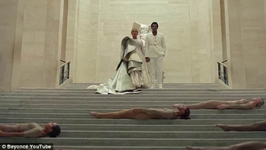 Η Beyonce και ο Jay-Z, τραγουδούν και λικνίζονται με φόντο την Αφροδίτη της Μήλου και τη Νίκη της Σαμοθράκης  