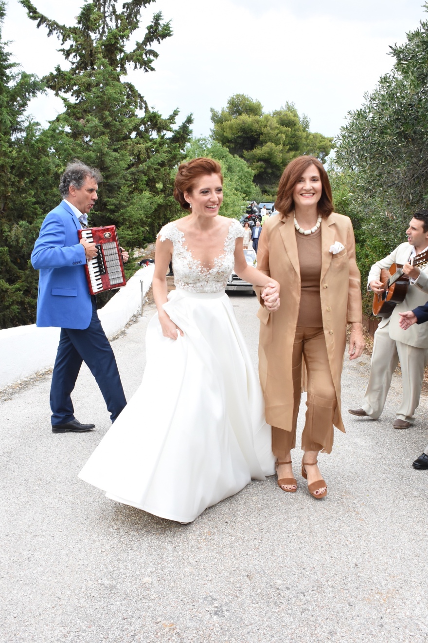 Φωτογραφίες: Η Έλλη Στάη πάντρεψε τον μοναχογιό της 