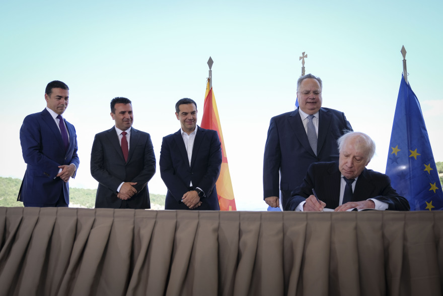 Υπεγράφη η συμφωνία στις Πρέσπες εν μέσω λαϊκής οργής - Μακεδόνες αποκάλεσε τον λαό του ο Ζάεφ