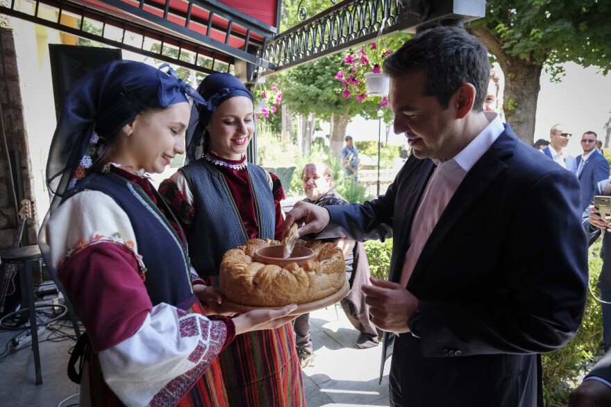 Υπεγράφη η συμφωνία στις Πρέσπες εν μέσω λαϊκής οργής - Μακεδόνες αποκάλεσε τον λαό του ο Ζάεφ
