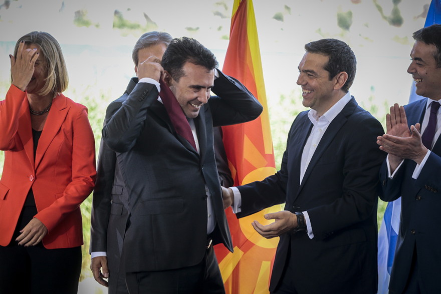 BBC για την τελετή της υπογραφής: Θύμιζε σκηνικό για την τέλεση... γάμου!