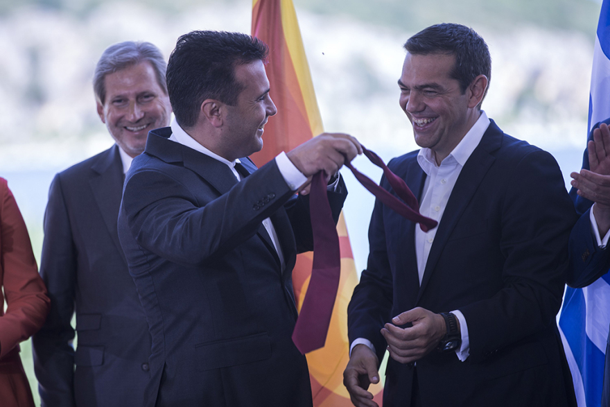 BBC για την τελετή της υπογραφής: Θύμιζε σκηνικό για την τέλεση... γάμου!