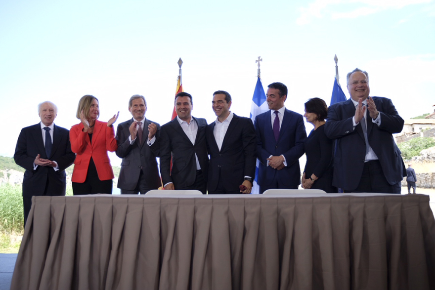 BBC για την τελετή της υπογραφής: Θύμιζε σκηνικό για την τέλεση... γάμου!