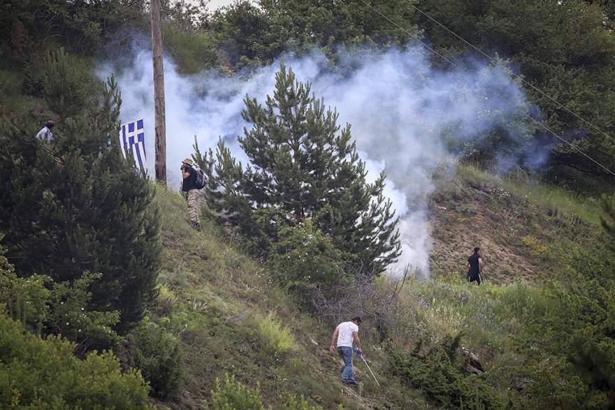 Σοβαρά επεισόδια στο Πισοδέρι: Έπνιξαν το χωριό στα δακρυγόνα - Τουλάχιστον 16 τραυματίες