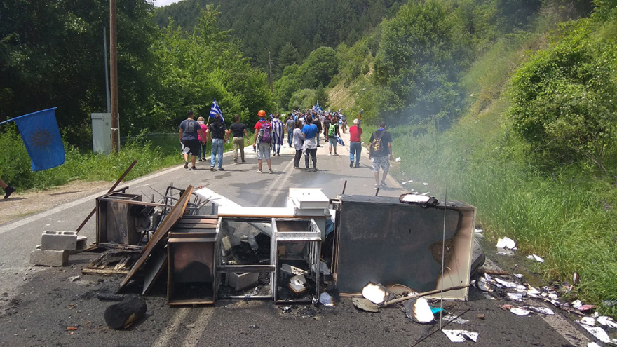 Σοβαρά επεισόδια στο Πισοδέρι: Έπνιξαν το χωριό στα δακρυγόνα - Τουλάχιστον 16 τραυματίες