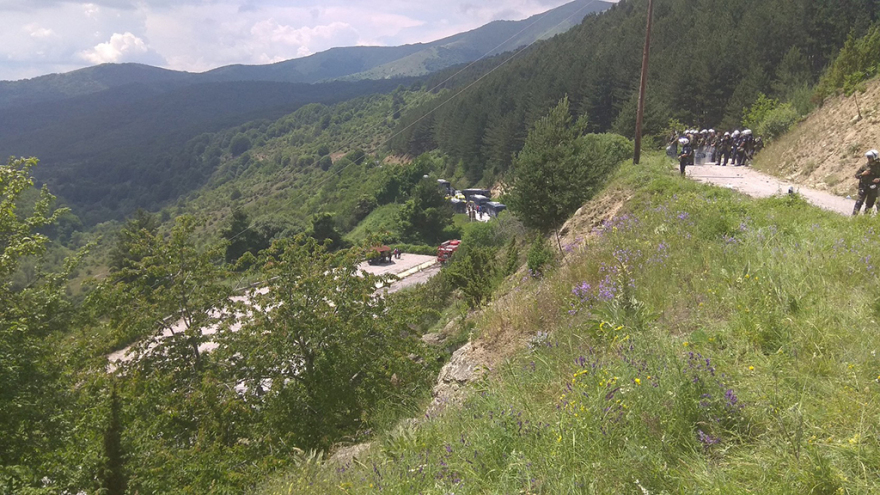 Σοβαρά επεισόδια στο Πισοδέρι: Έπνιξαν το χωριό στα δακρυγόνα - Τουλάχιστον 16 τραυματίες