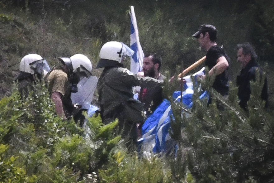 Σοβαρά επεισόδια στο Πισοδέρι: Έπνιξαν το χωριό στα δακρυγόνα - Τουλάχιστον 16 τραυματίες