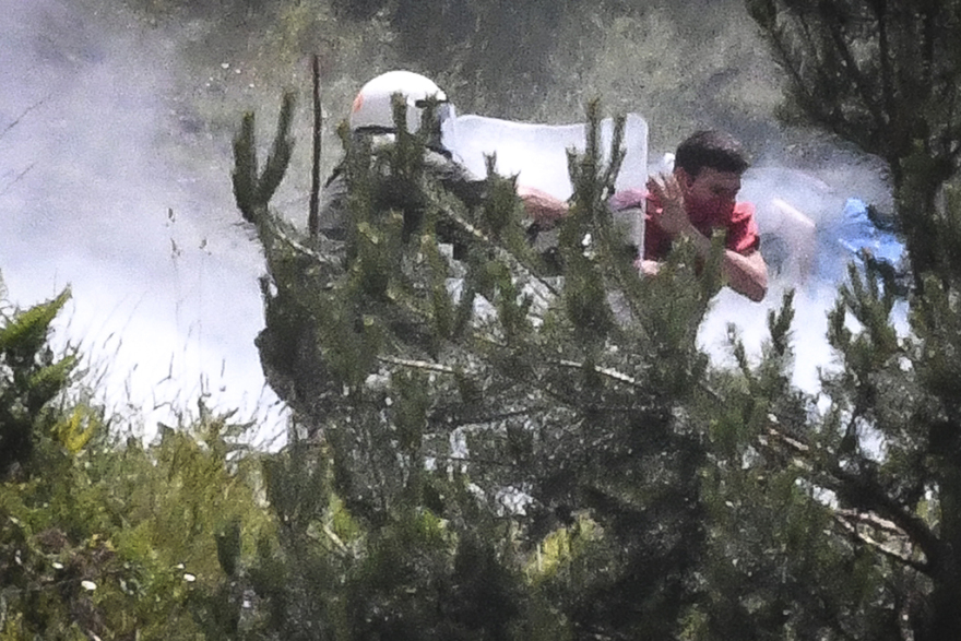 Σοβαρά επεισόδια στο Πισοδέρι: Έπνιξαν το χωριό στα δακρυγόνα - Τουλάχιστον 16 τραυματίες