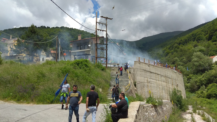 Σοβαρά επεισόδια στο Πισοδέρι: Έπνιξαν το χωριό στα δακρυγόνα - Τουλάχιστον 16 τραυματίες