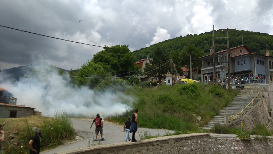 Σοβαρά επεισόδια στο Πισοδέρι: Έπνιξαν το χωριό στα δακρυγόνα - Τουλάχιστον 16 τραυματίες