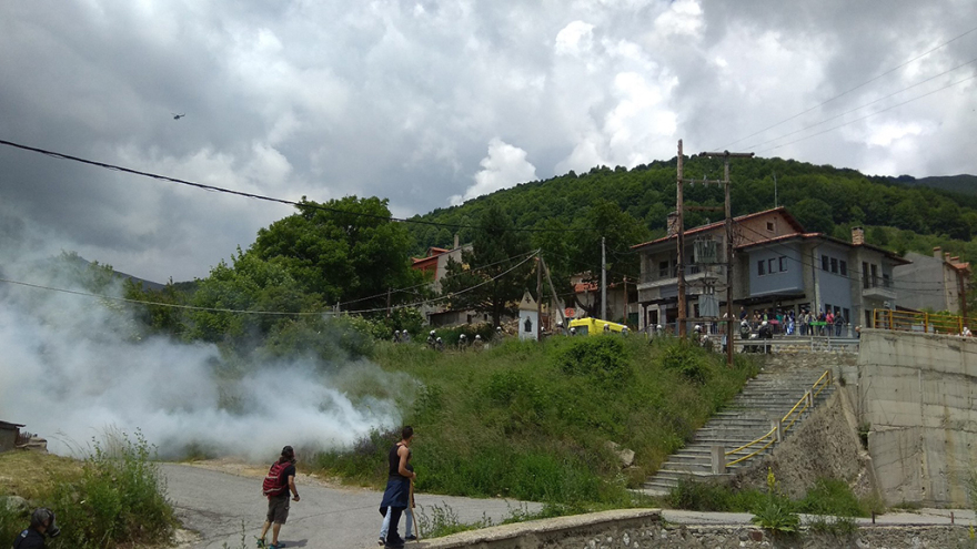 Σοβαρά επεισόδια στο Πισοδέρι: Έπνιξαν το χωριό στα δακρυγόνα - Τουλάχιστον 16 τραυματίες