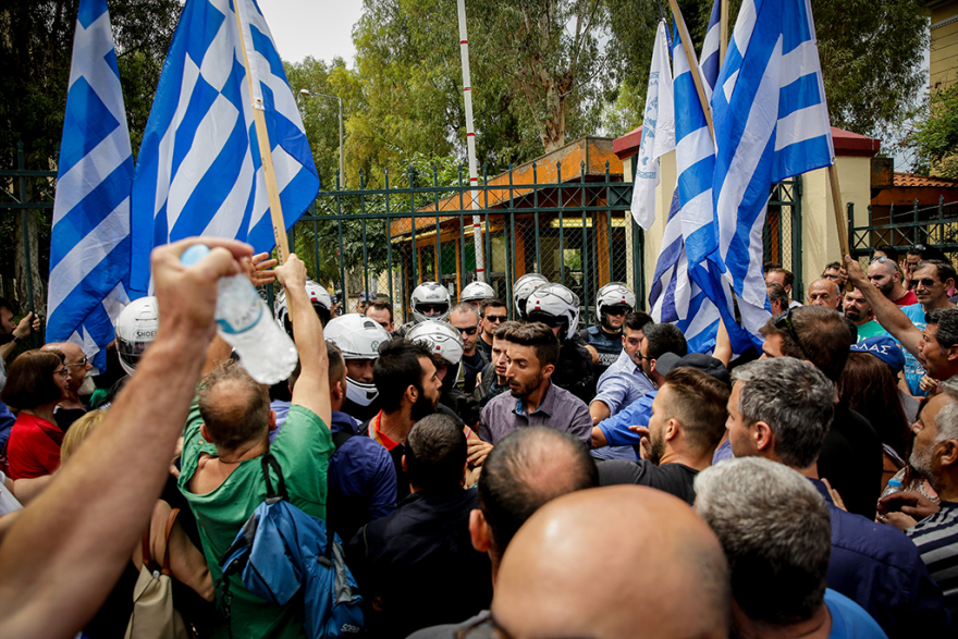 Πλήθος υποστηρικτών στο πλευρό του Σώρρα στα δικαστήρια - Εκτελέστηκε το ένταλμα σε βάρος του