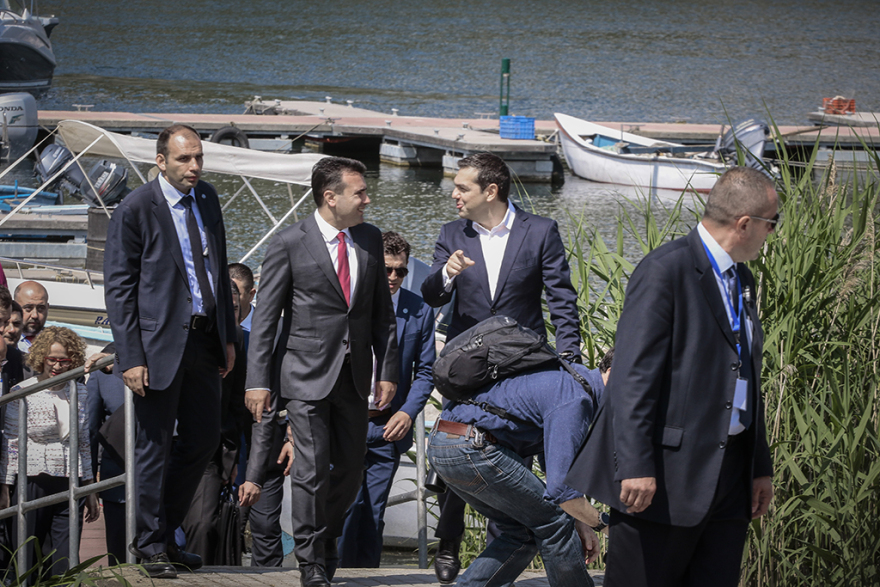 Υπεγράφη η συμφωνία στις Πρέσπες εν μέσω λαϊκής οργής - Μακεδόνες αποκάλεσε τον λαό του ο Ζάεφ